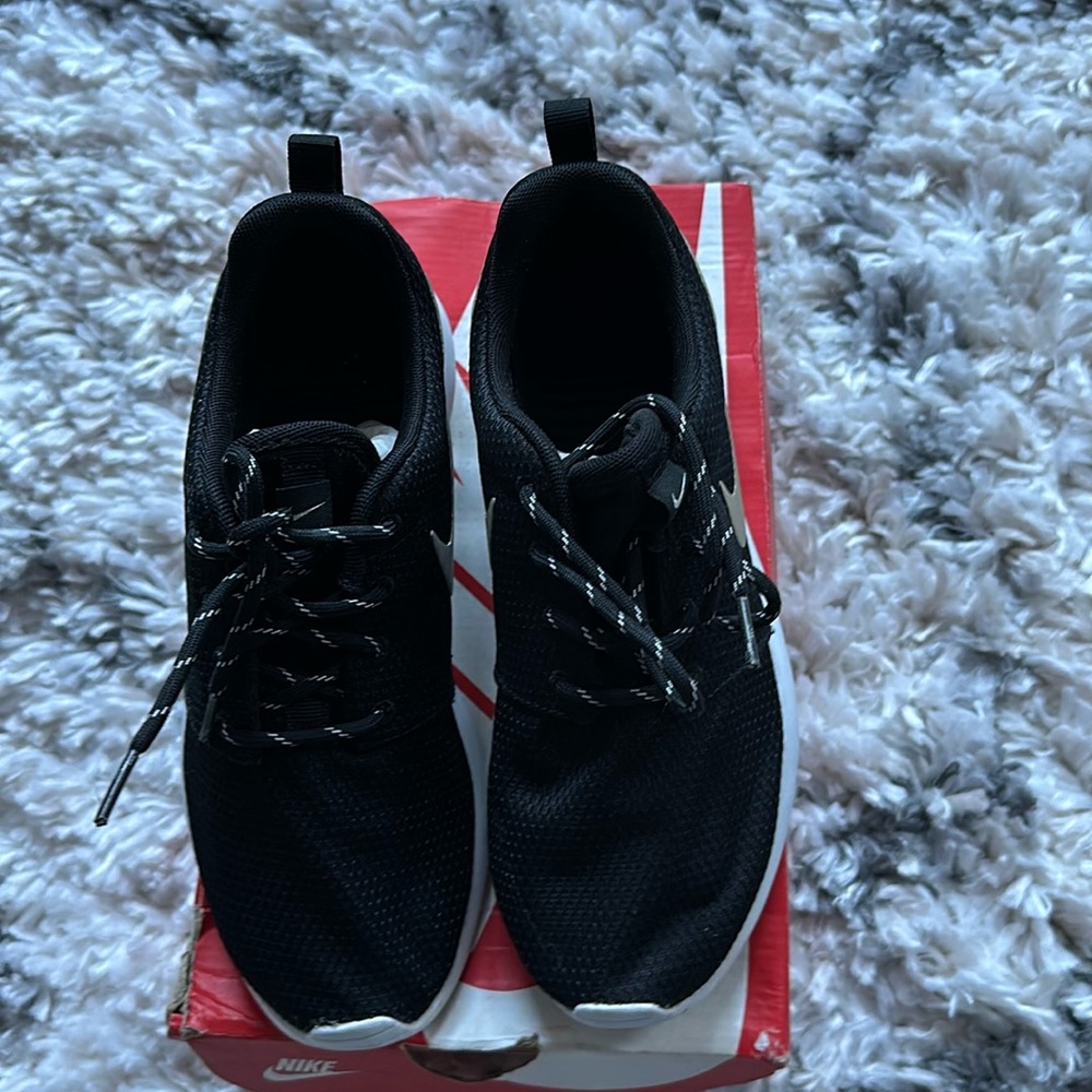 Black Nike Roshe One.